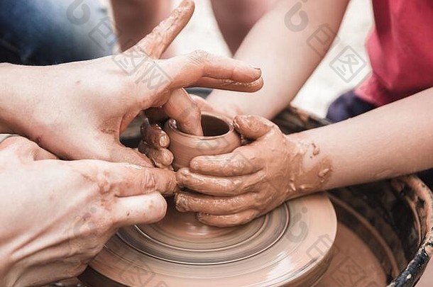 关闭视图陶瓷生产过程波特的轮孩子们粘土工艺品孩子们概念