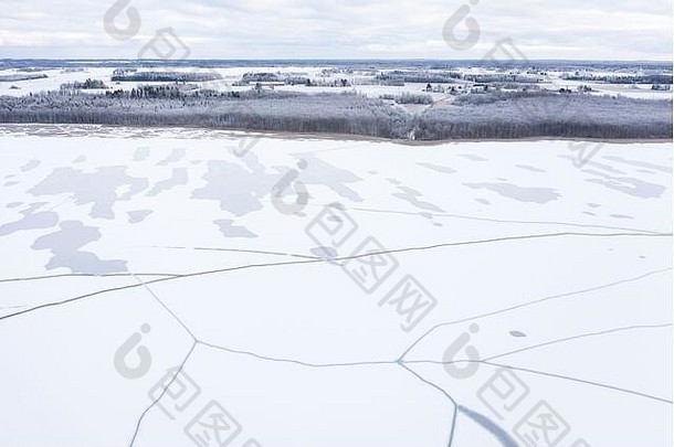 空中无人机视图部分冻湖解冻补丁冰裂缝冬天早....塔尔图爱沙尼亚