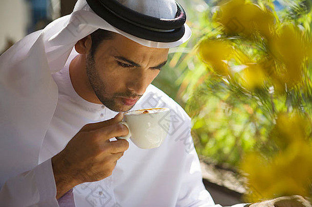阿拉伯男人。喝咖啡阅读报纸