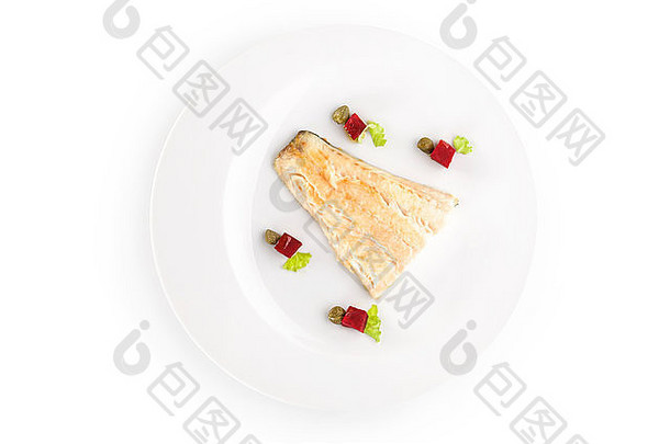 新鲜的鲈鱼鱼角酸豆沙拉甜菜根白色板孤立的白色前视图精致的吃
