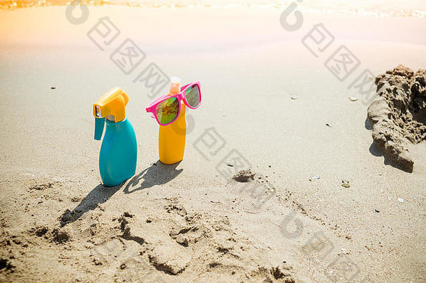 桑斯林产品沙子化妆品瓶个人护理孤立的海滩背景保护皮肤射线喷雾防晒霜