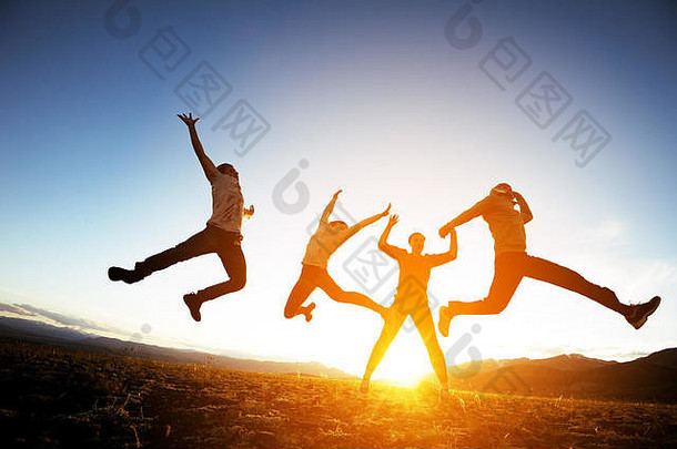 集团朋友有趣的跳跃日落山