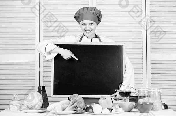 实际广告首席烹饪展示烹饪学校漂亮的女人指出手指空黑板上主烹饪烹饪类主类烹饪学校复制空间
