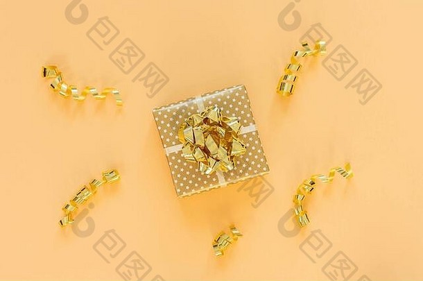 假期背景黄金颜色礼物盒子闪亮的弓闪闪发光的丝带蜿蜒的黄金背景平躺前视图