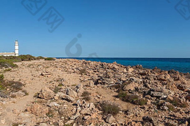 灯塔海全景视图西班牙语海岸灯塔岩石海滩