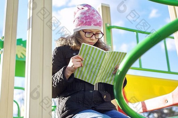 聪明的孩子女孩年夹克他眼镜阅读书