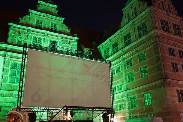 大户外电影投影仪屏幕空显示准备好了投影晚上照亮绿色门小镇格但斯克