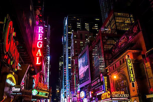 纽约城市8月街晚上次广场中城曼哈顿纽约影院定位
