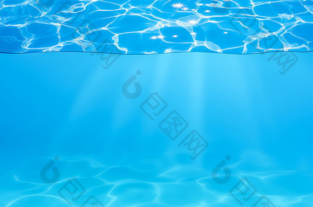 蓝色的池水表面水下太阳闪光梁
