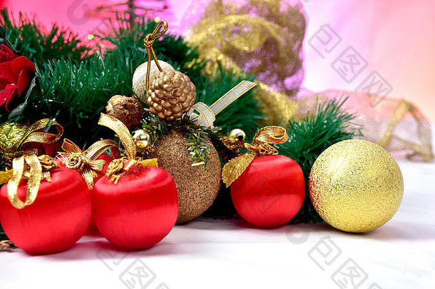 球色彩斑斓的圣诞节饰品地板上色彩斑斓的背景