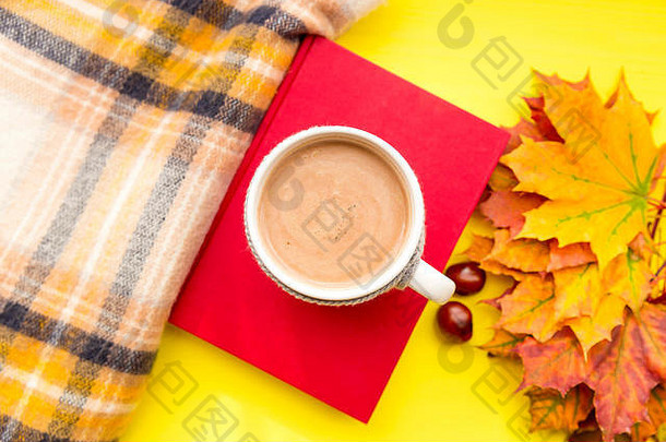 秋天叶子书栗围巾杯热巧克力秋天季节休闲时间咖啡打破概念