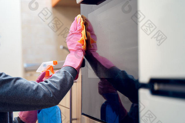 照片女手橡胶手套破布洗涤剂清洁微波