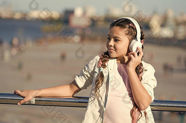 城市指南音频之旅女孩旅游孩子探索城市音频指南应用程序免费的风格旅行令人兴奋的旅行城市博物馆音频之旅耳机小工具