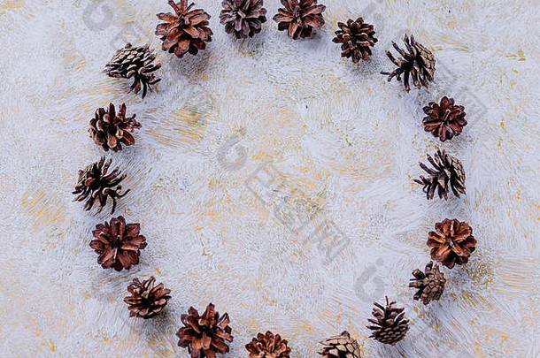 轮棕色（的）冷杉视锥细胞白色背景一年的夏娃圣诞节出现日历松视锥细胞装饰现代房子室内概念圣诞节花环概念复制空间