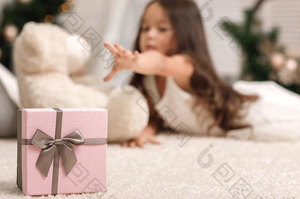 美丽粉红色的圣诞节礼物盒子弓