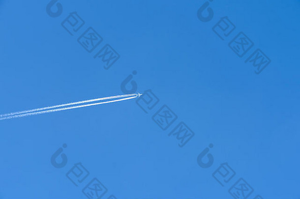 飞机清晰的蓝色的夏天天空