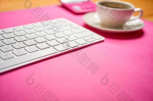 关闭白色键盘杯咖啡粉红色的背景