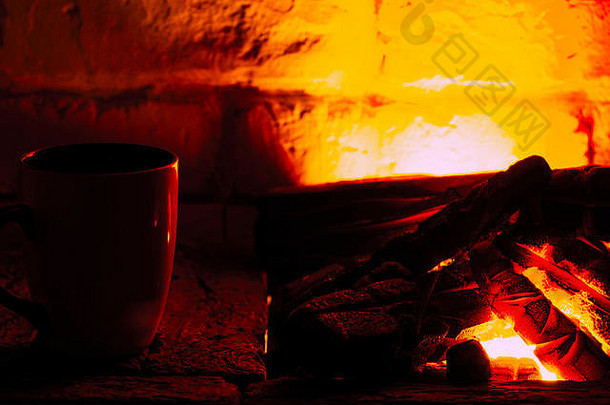 杯咖啡茶木表格壁炉黑暗房间假期概念