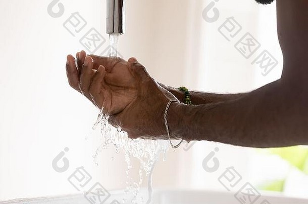年轻的非洲种族男<strong>人</strong>。洗手利用水