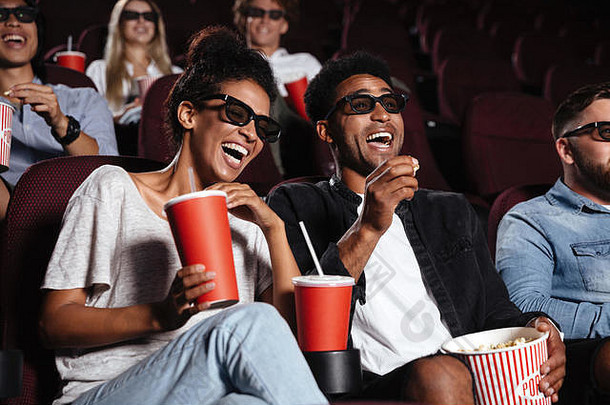 图片快乐朋友坐着电影看电影吃爆米花喝加气甜蜜的水