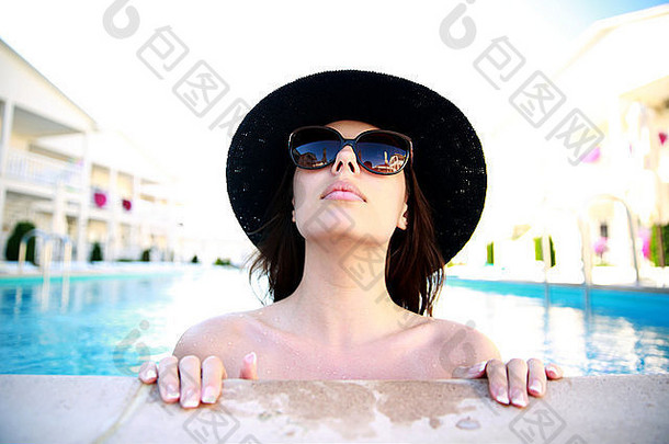 肖像年轻的女人游泳池