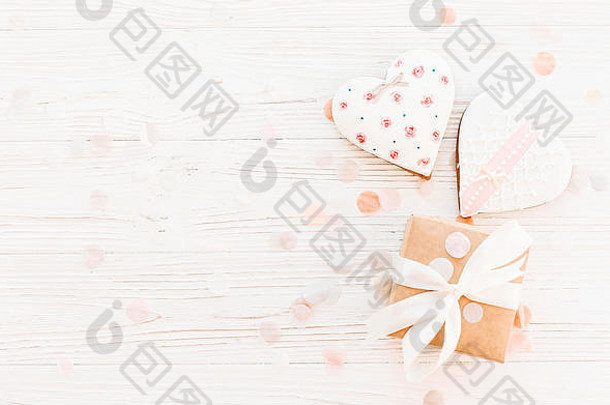 饼干心工艺礼物盒子白色乡村木背景平躺快乐母亲的一天问候卡空间文本快乐情人节一天