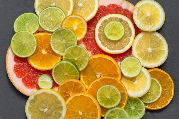 水果背景切片柑橘类水果石头表格平躺前视图多汁的成熟的橙色橘子葡萄柚石灰柠檬