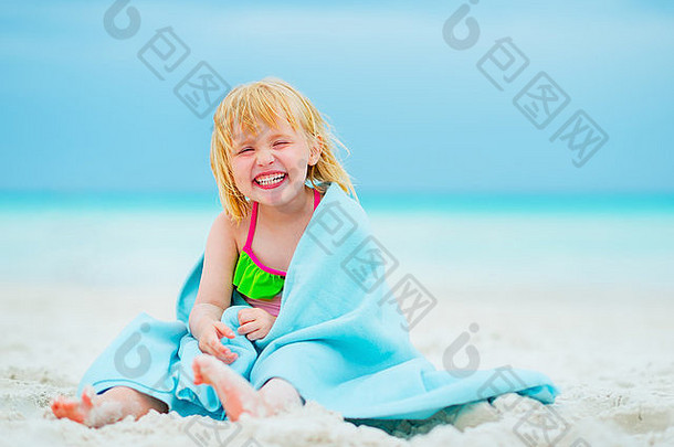 肖像微笑婴儿女孩毛巾坐着海滩