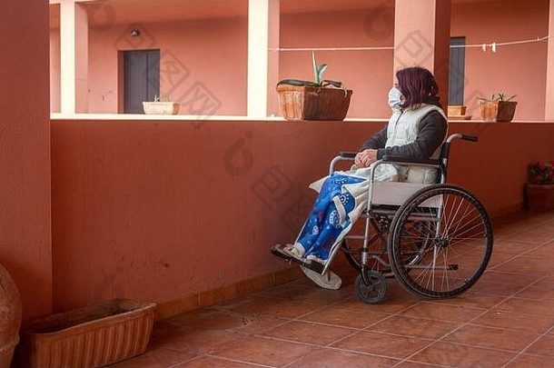 禁用女人轮椅保护面具开放房子通过住首页检疫
