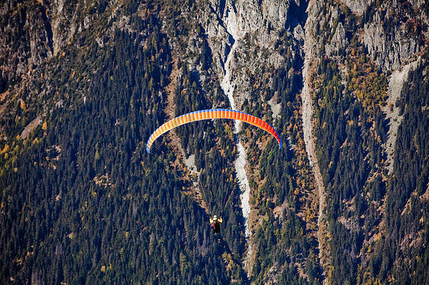 滑翔伞paraplane飞行瑞士moiuntains极端的体育运动冒险