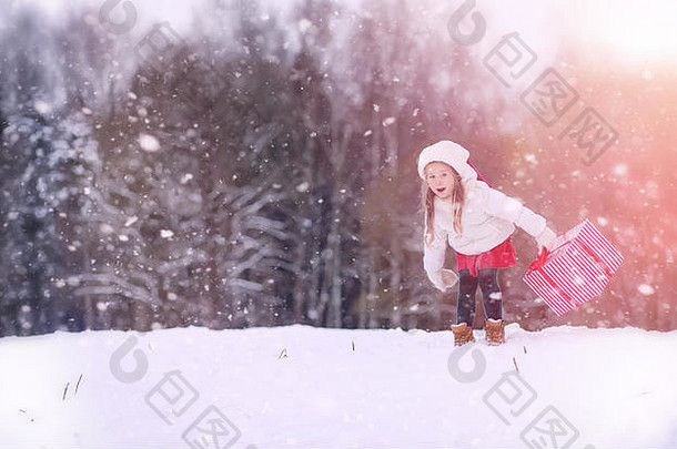 冬天仙女演讲年轻的妈妈。女儿骑雪橇