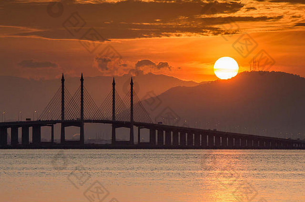 美丽的日出视图槟城桥乔治小镇槟城马来西亚