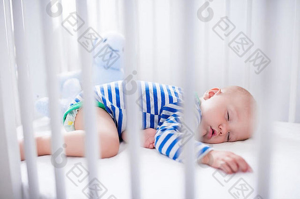 睡觉婴儿玩具白色婴儿床托儿所室内床上用品孩子们可爱的男孩打盹摇篮