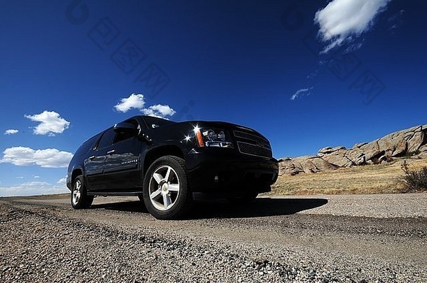 大黑色的运动型多功能车科罗拉多州路宽角照片夏天时间科罗拉多州