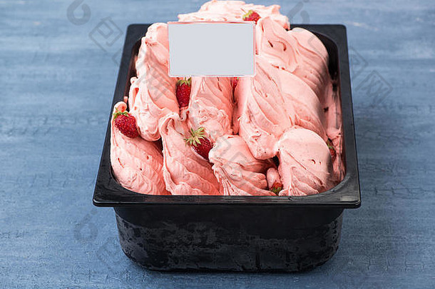 开胃的冰奶油塑料容器<strong>价格</strong>标签装饰蓝色的背景