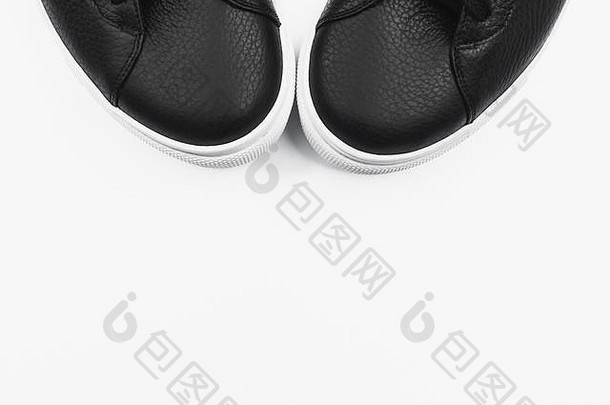 黑色的运动鞋白色背景平躺前视图最小的背景时尚博客杂志概念复制空间