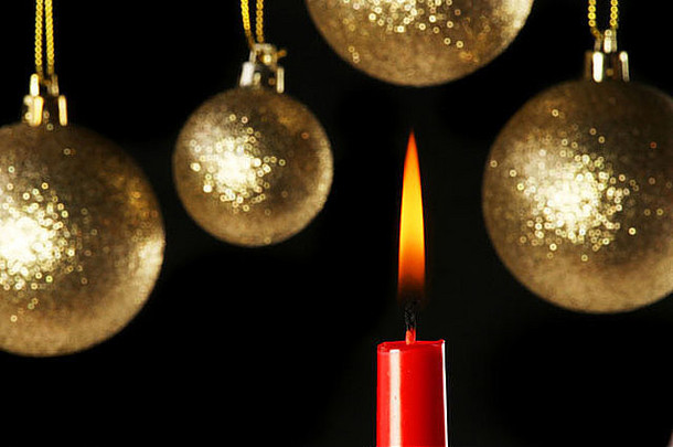 圣诞节主题燃烧红色的蜡烛背景黄金装饰物软焦点