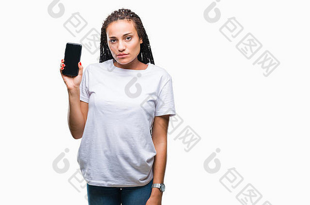年轻的编织头发非洲美国女孩显示屏幕智能手机孤立的背景自信表达式聪明的脸思考系列