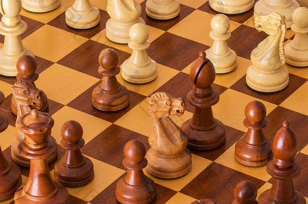 中间游戏很多国际象棋块木董事会