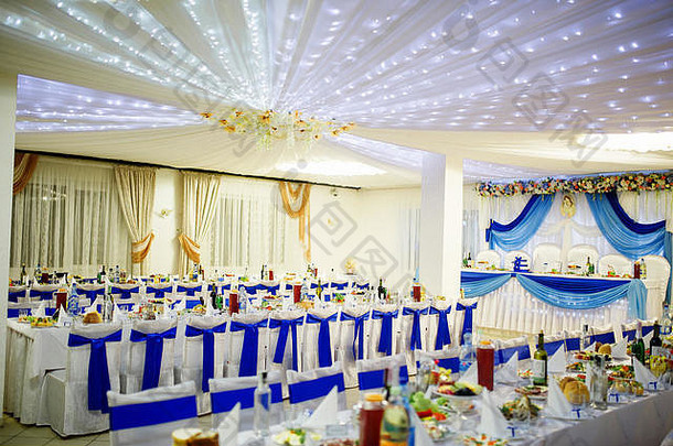 婚礼大厅椅子表格蓝色的丝带
