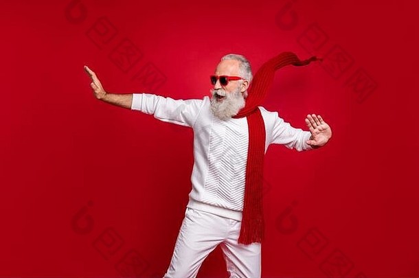 很酷的岁的圣诞老人男人。喝醉了跳舞青年俱乐部穿太阳规格针织衣服孤立的<strong>红色</strong>的背景