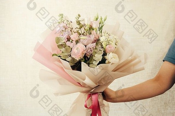 年轻的女人持有大美丽的花束新鲜的玫瑰eustomamatiola小苍兰桉树绣球花精致的粉红色的白色颜色
