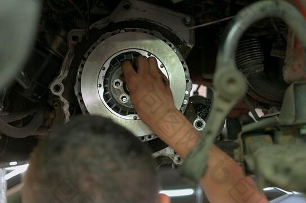 <strong>汽车</strong>机械师安装螺栓金属车离合器