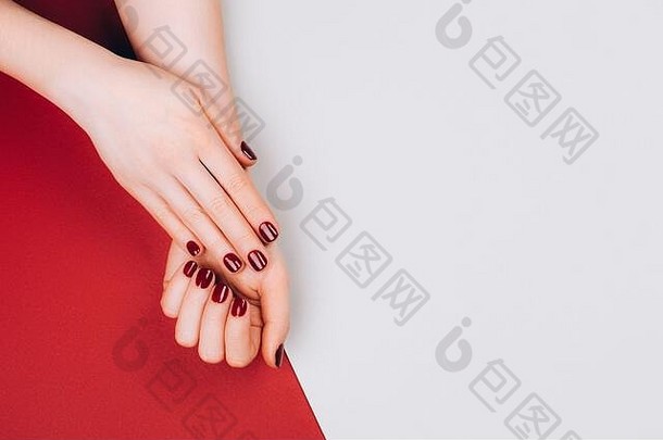 红色的美丽的修指甲红色的灰色时尚的背景Copyspace平躺风格