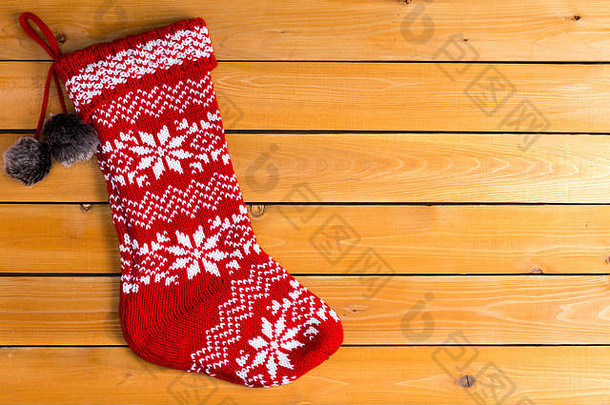 单红色的颜色空羊毛圣诞节长袜等待圣诞节礼物安排整齐一边雪松木板材背景警察