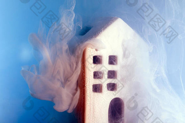 小陶瓷房子水紫罗兰色的丙烯酸油漆fabulouse白色陶瓷房子晚上烟窗户门