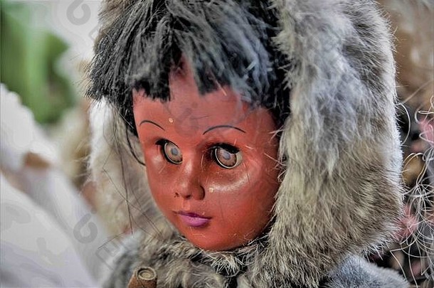 黑暗剥了皮的拉美裔爱斯基摩人风格娃娃年轻的女孩加州