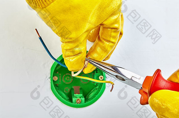 切割结束铜布线电钳电工黄色的保护手套电工作