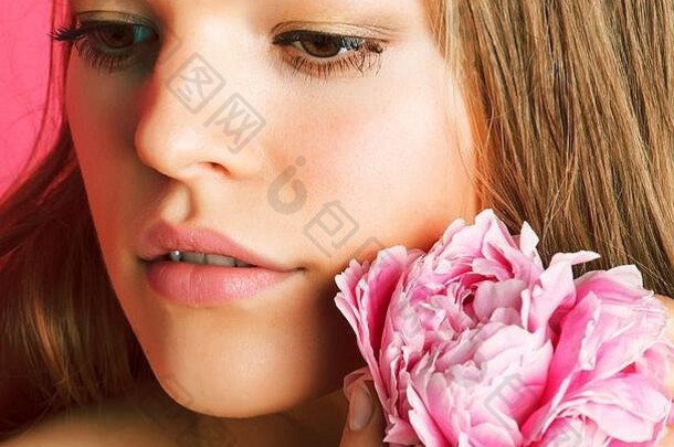 年轻的美女人花牡丹粉红色的特写镜头化妆软温柔的温柔的