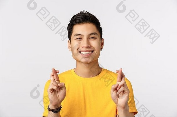 信仰快乐的乐观的年轻的亚洲男人。黄色的t恤祈祷梦想真正的享受实现成功好交易微笑